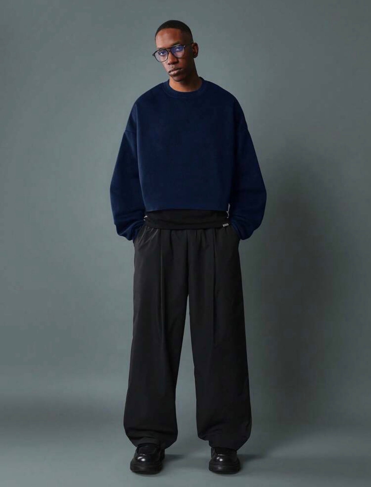 Streetwear Crop Sweatshirt with Varsity Letter Print – Urban Athleisure Pullover