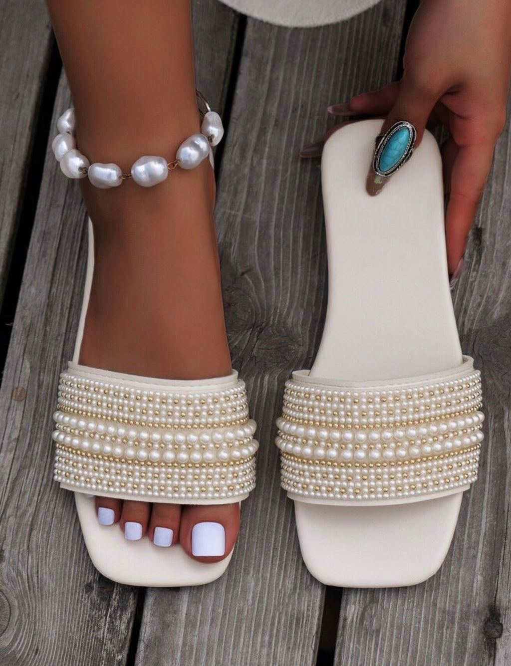 Women’s Square Toe Flat Sandals with Faux Pearl Accents for Elegant Summer Wear