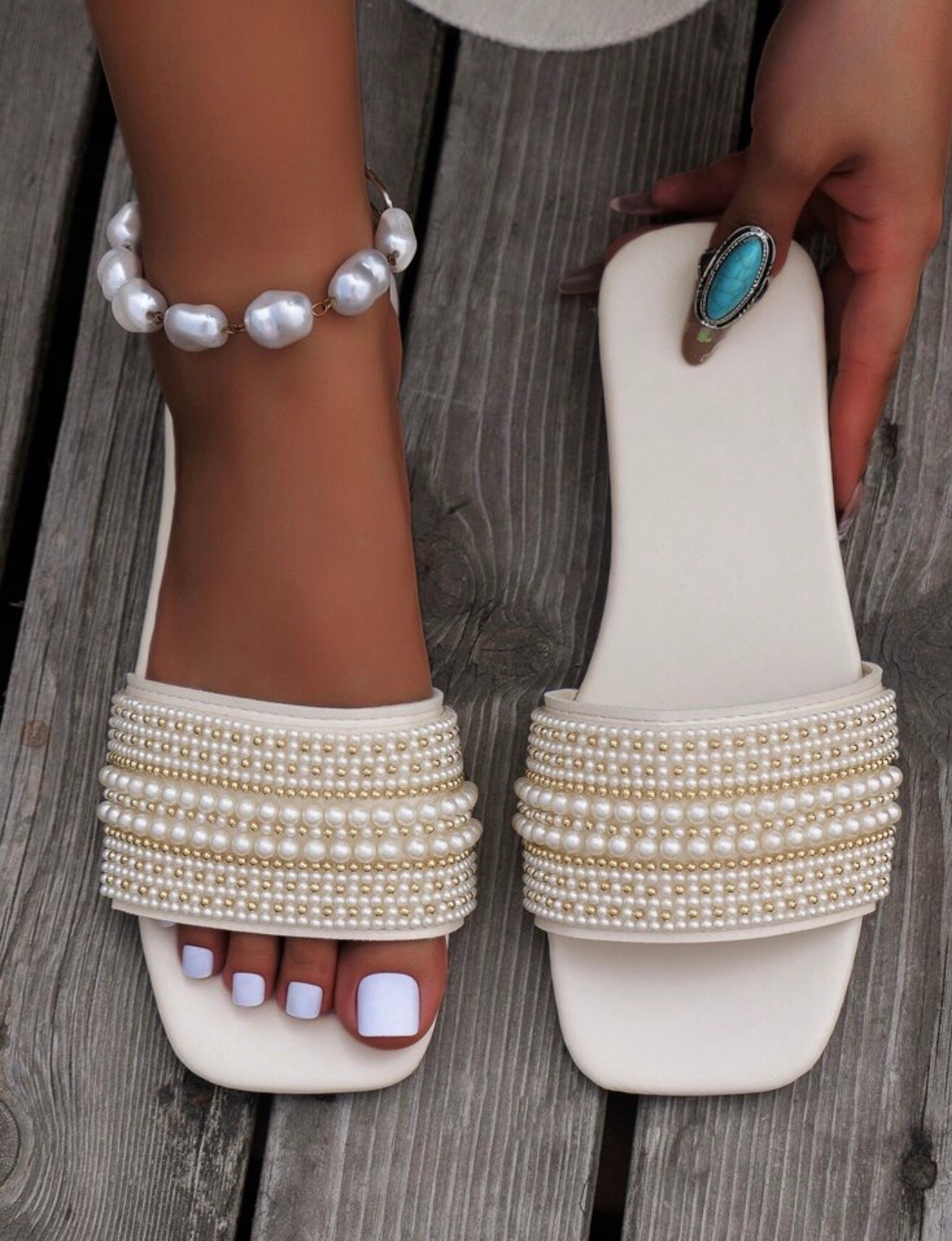 Women’s Square Toe Flat Sandals with Faux Pearl Accents for Elegant Summer Wear