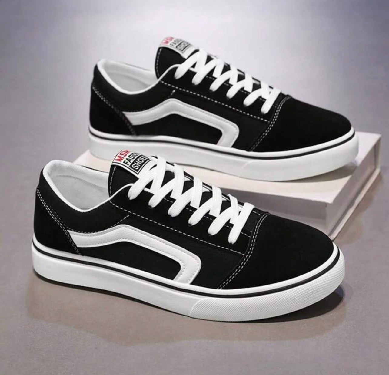 Men’s Solid Color Canvas Lace-Up Sneakers with Non-Slip Sole for Outdoor Activities