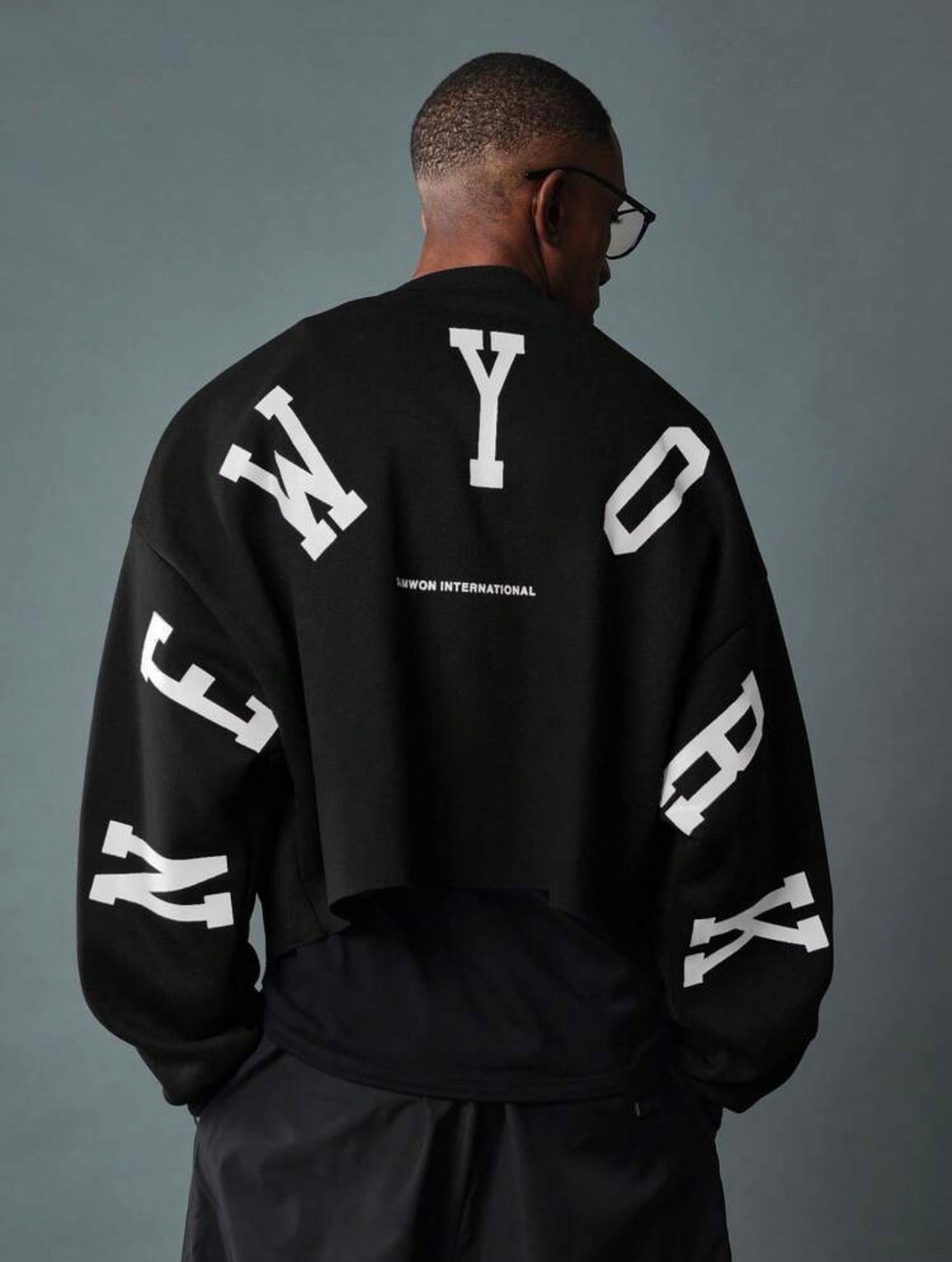 Streetwear Crop Sweatshirt with Varsity Letter Print – Urban Athleisure Pullover