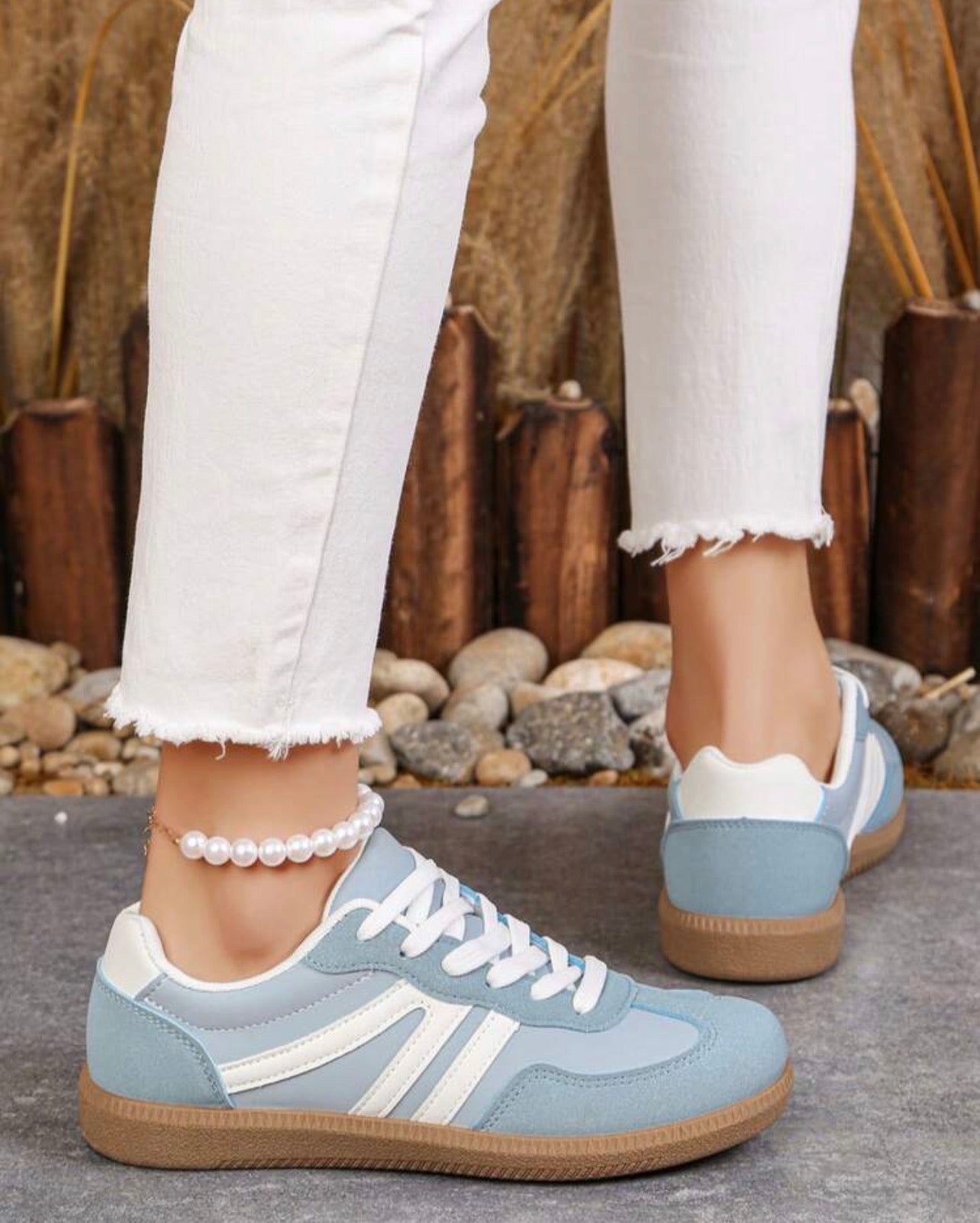 Women’s Retro Lace-Up Casual Sneakers with Leather & Mesh Design for Walking and Everyday Wear