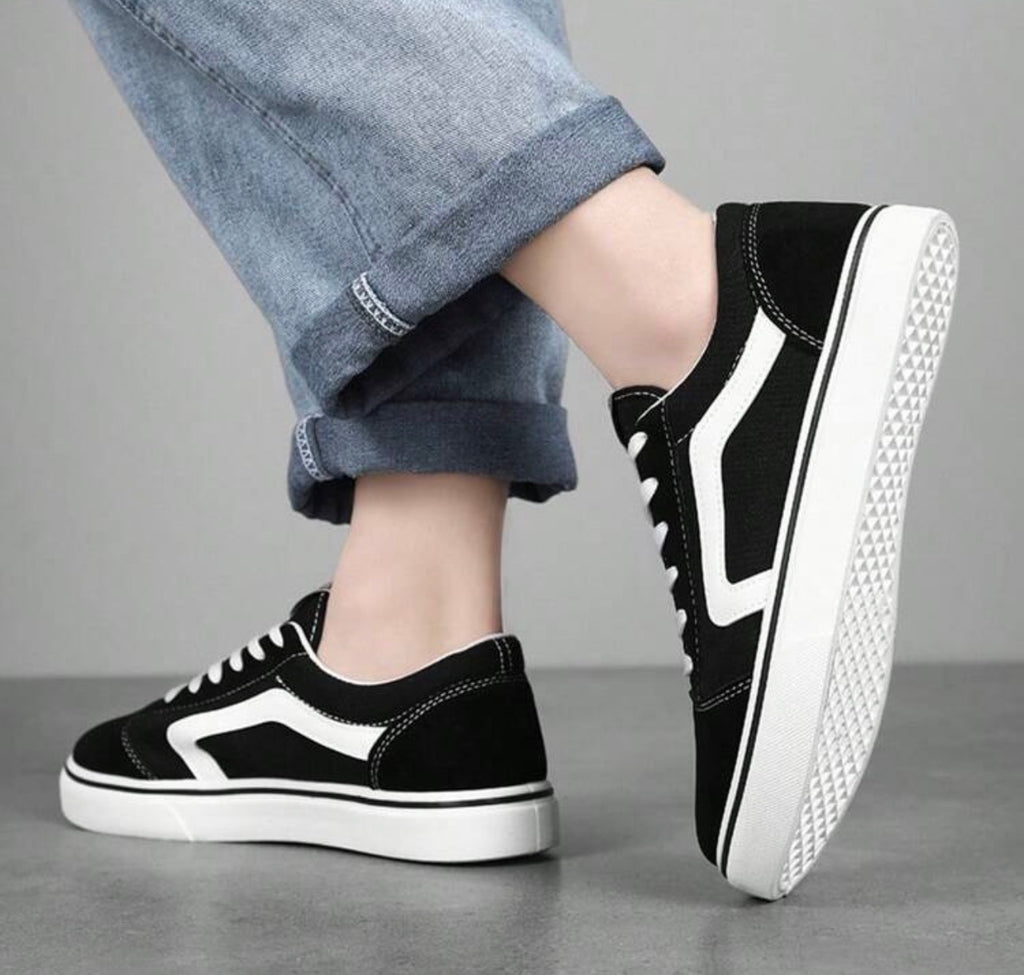 Men’s Solid Color Canvas Lace-Up Sneakers with Non-Slip Sole for Outdoor Activities