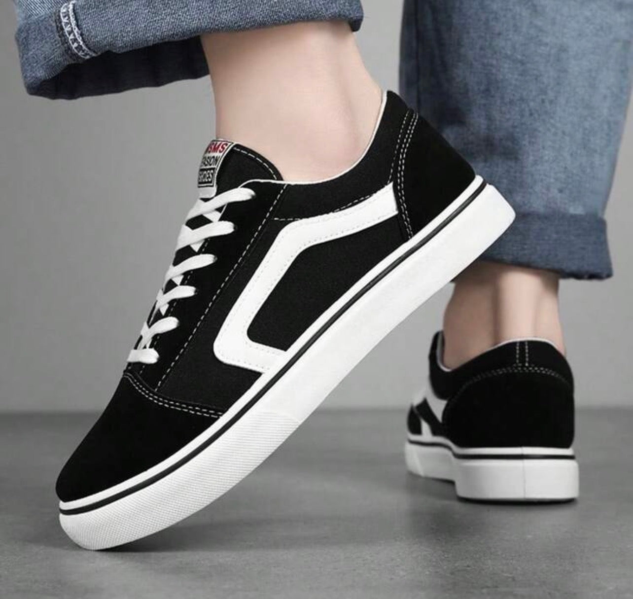 Men’s Solid Color Canvas Lace-Up Sneakers with Non-Slip Sole for Outdoor Activities