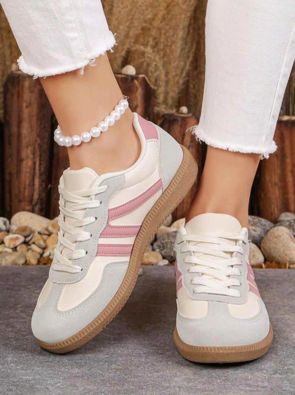 Women’s Retro Lace-Up Casual Sneakers with Leather & Mesh Design for Walking and Everyday Wear
