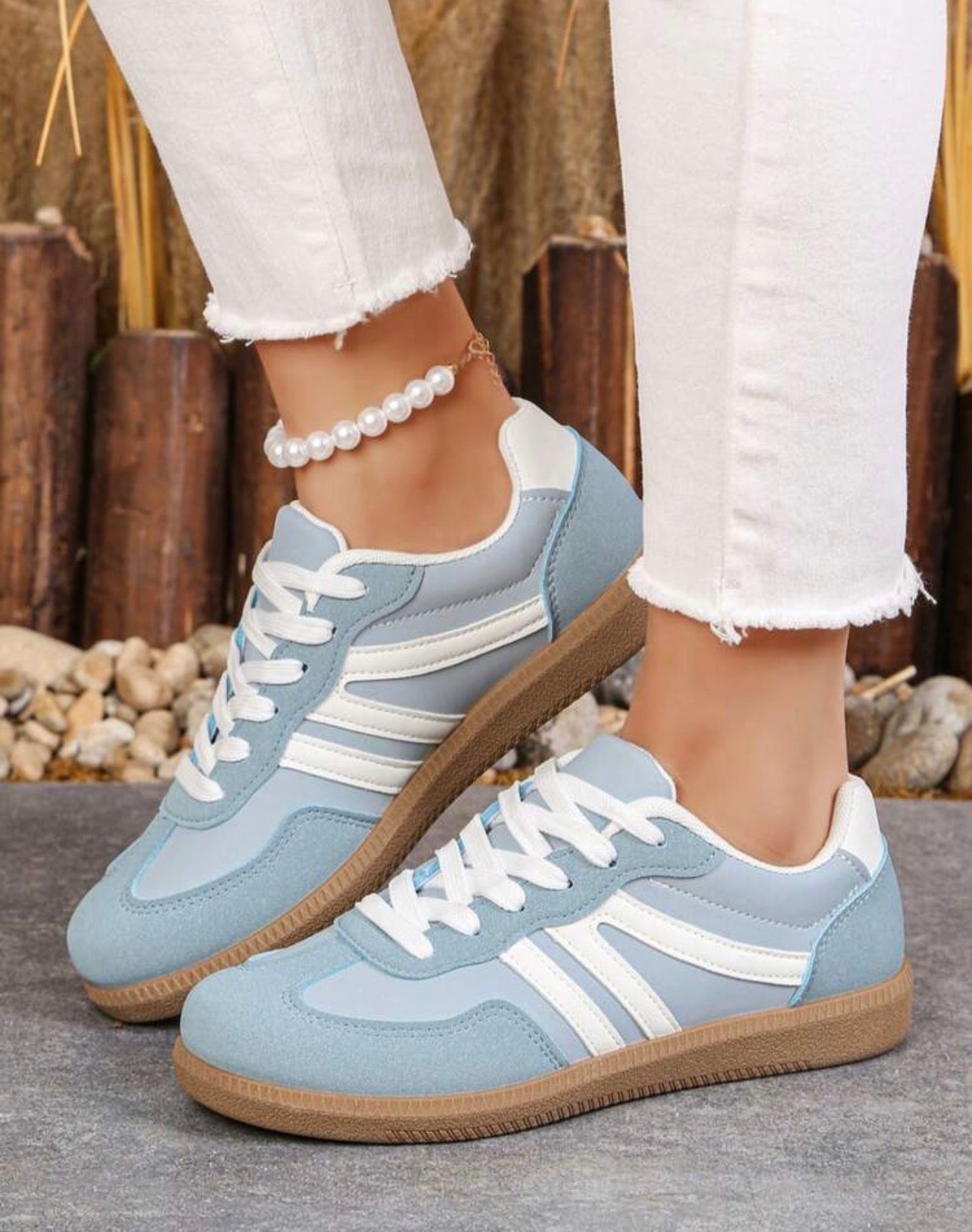 Women’s Retro Lace-Up Casual Sneakers with Leather & Mesh Design for Walking and Everyday Wear