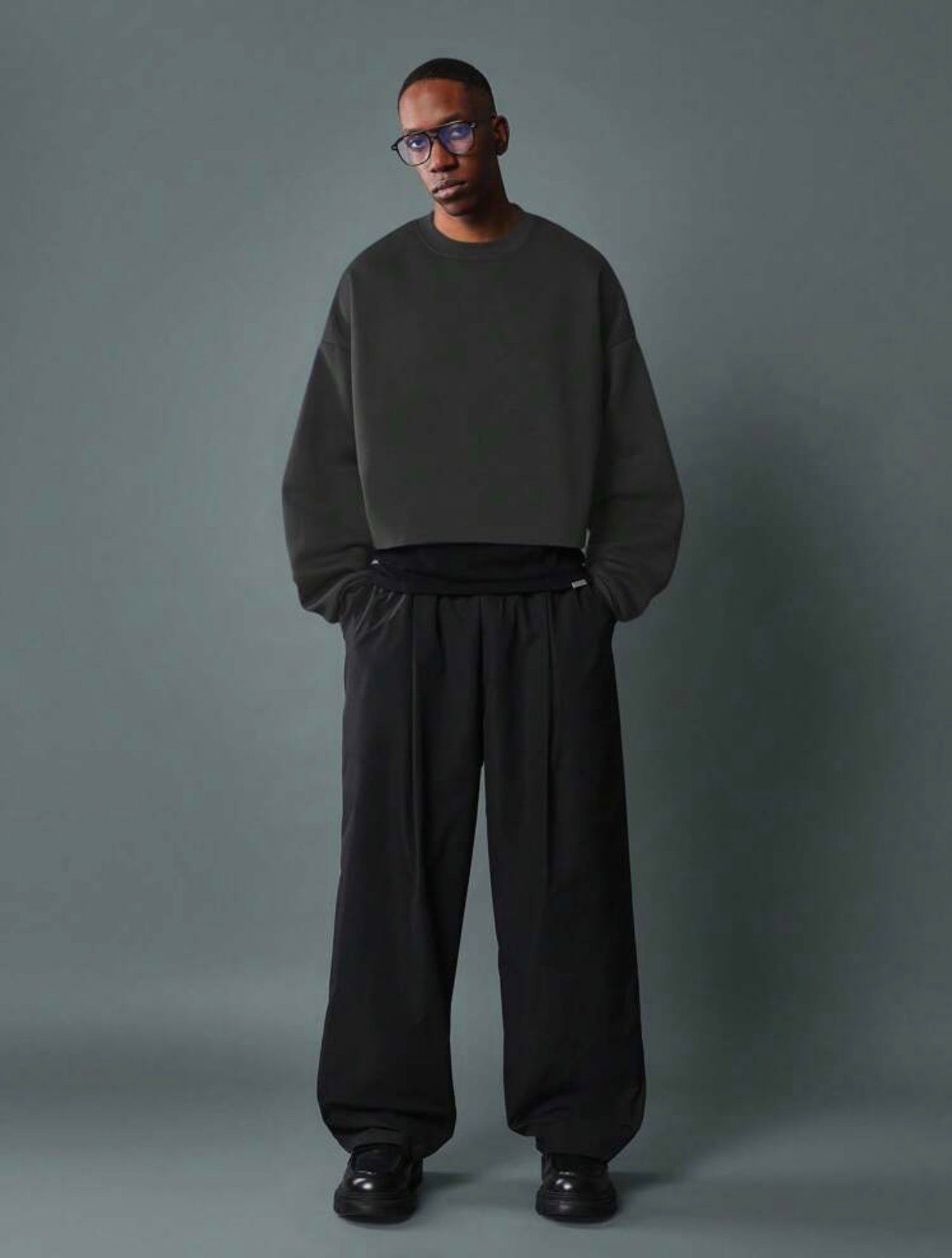 Streetwear Crop Sweatshirt with Varsity Letter Print – Urban Athleisure Pullover
