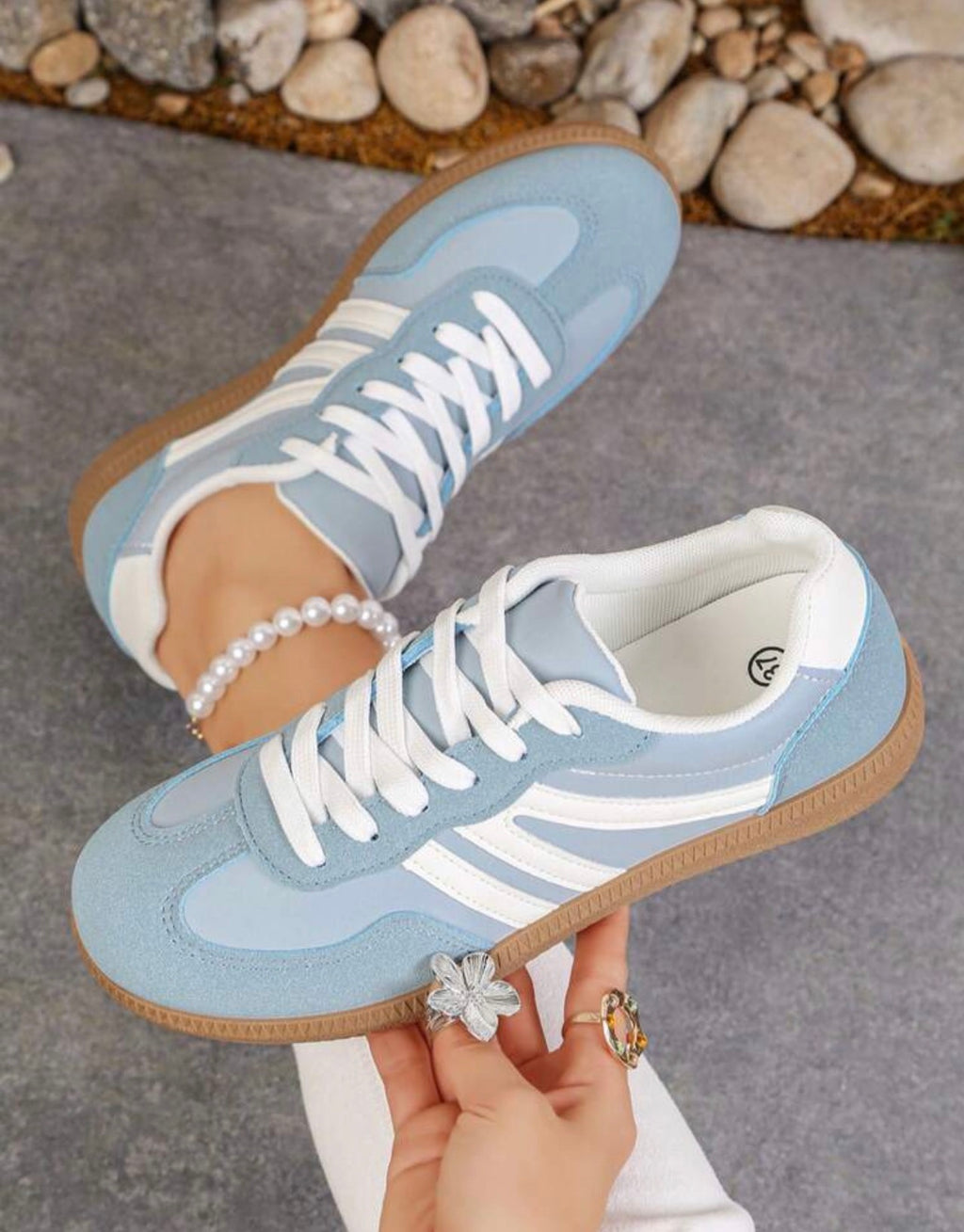 Women’s Retro Lace-Up Casual Sneakers with Leather & Mesh Design for Walking and Everyday Wear