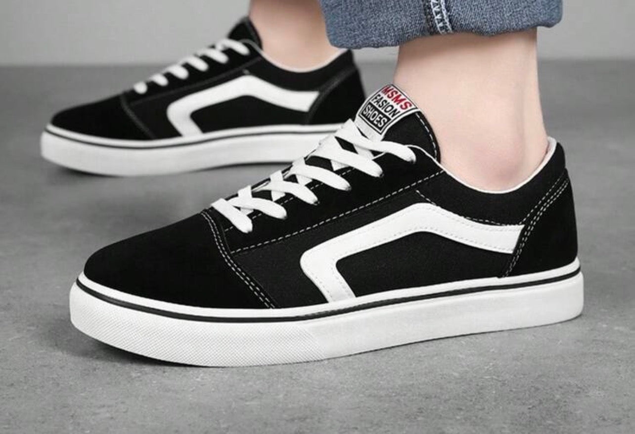Men’s Solid Color Canvas Lace-Up Sneakers with Non-Slip Sole for Outdoor Activities
