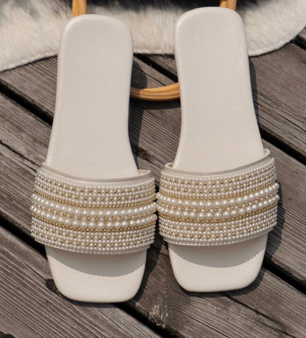 Women’s Square Toe Flat Sandals with Faux Pearl Accents for Elegant Summer Wear
