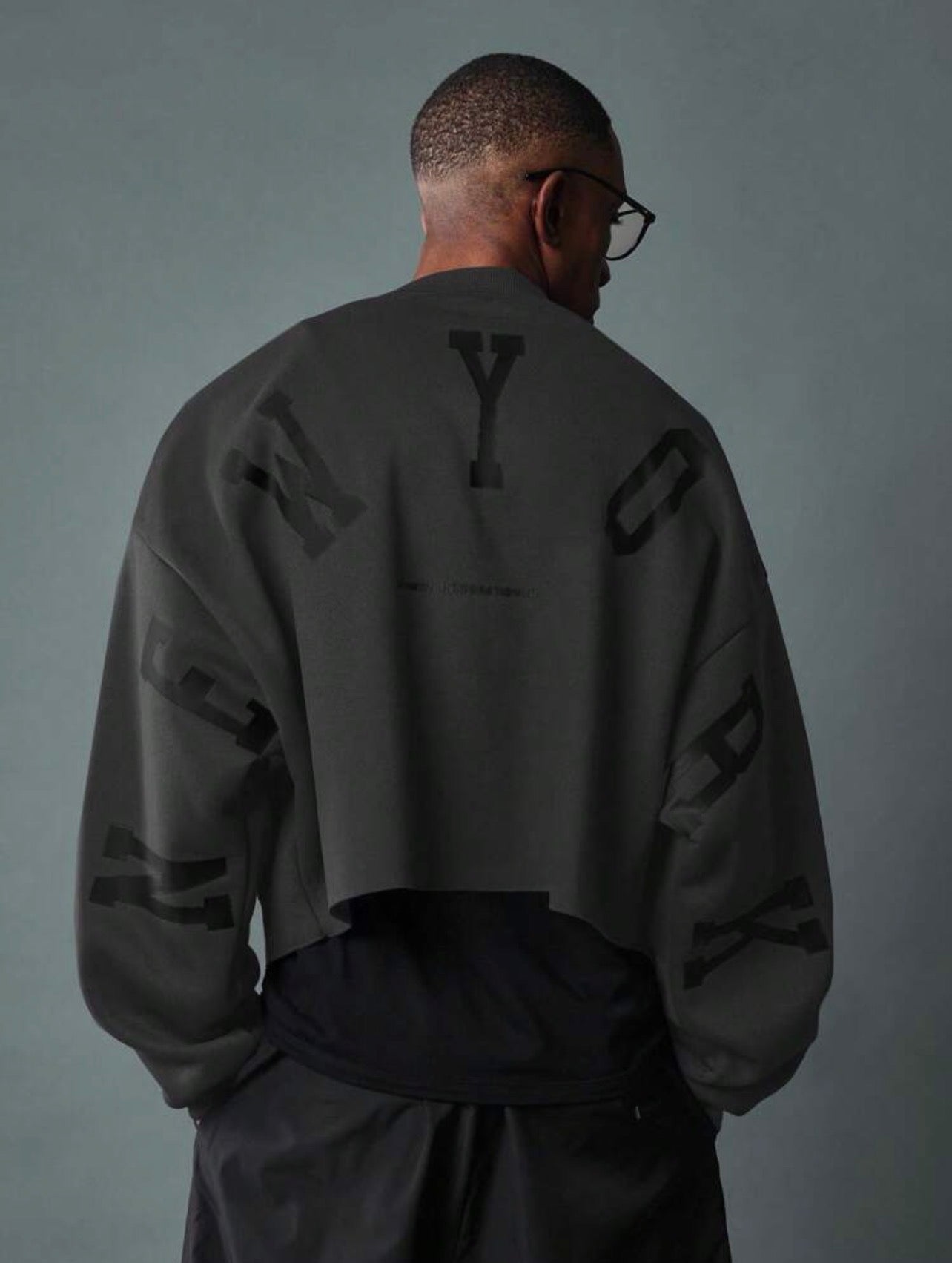 Streetwear Crop Sweatshirt with Varsity Letter Print – Urban Athleisure Pullover
