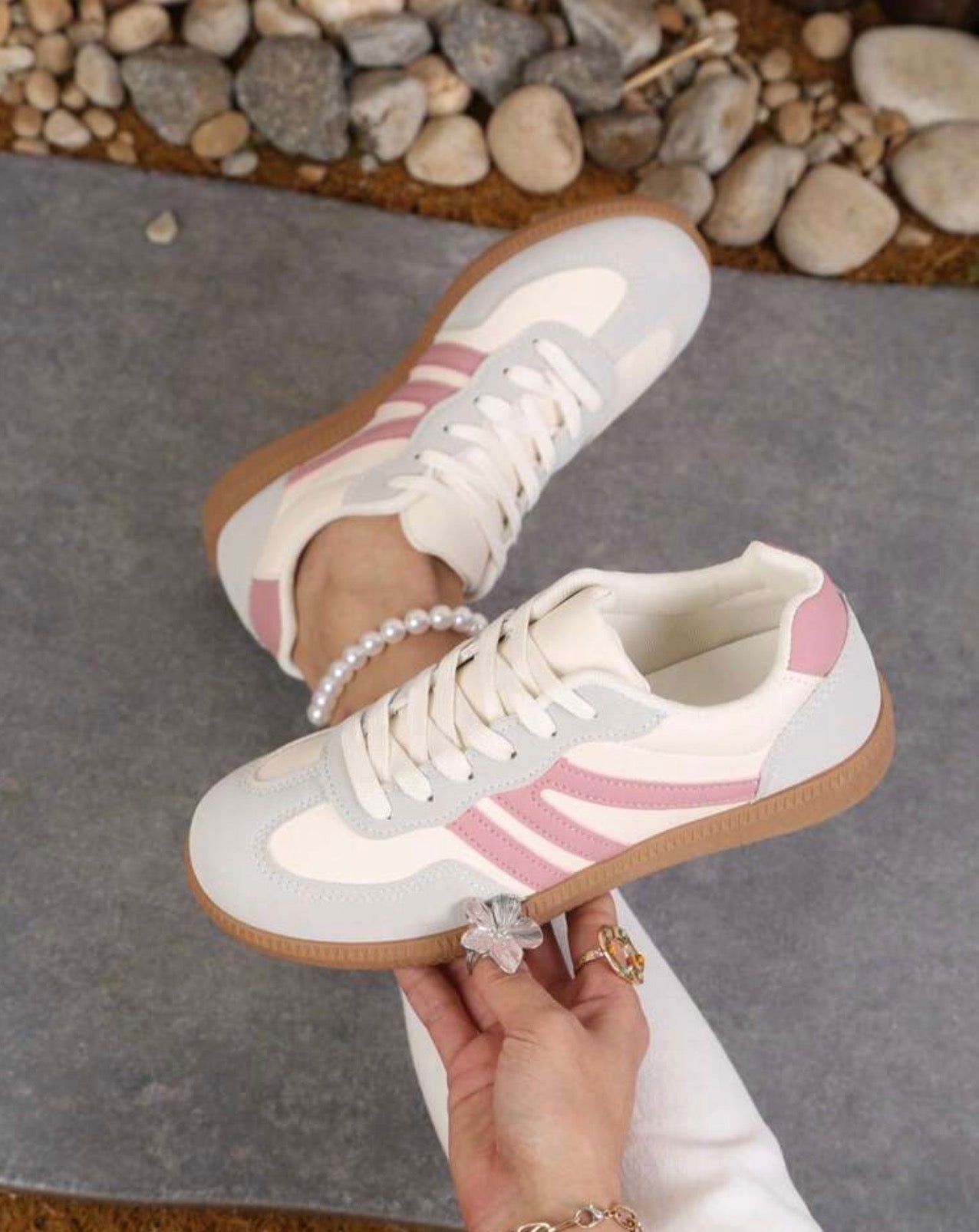 Women’s Retro Lace-Up Casual Sneakers with Leather & Mesh Design for Walking and Everyday Wear