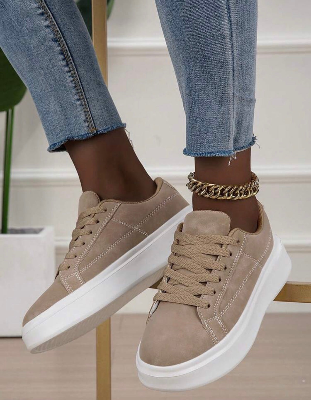 Women’s Lightweight White Casual Sneakers for Everyday Street Style