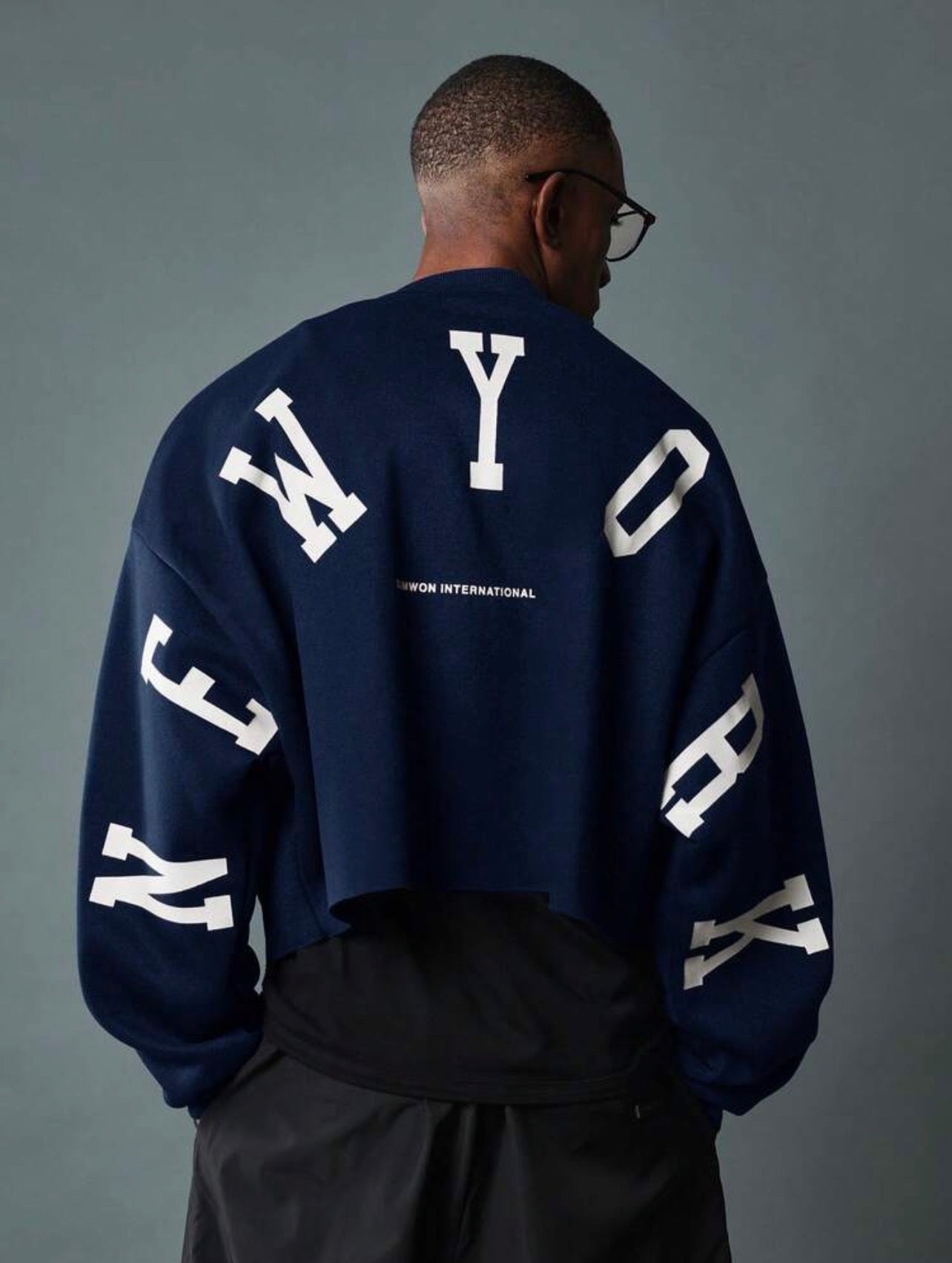 Streetwear Crop Sweatshirt with Varsity Letter Print – Urban Athleisure Pullover